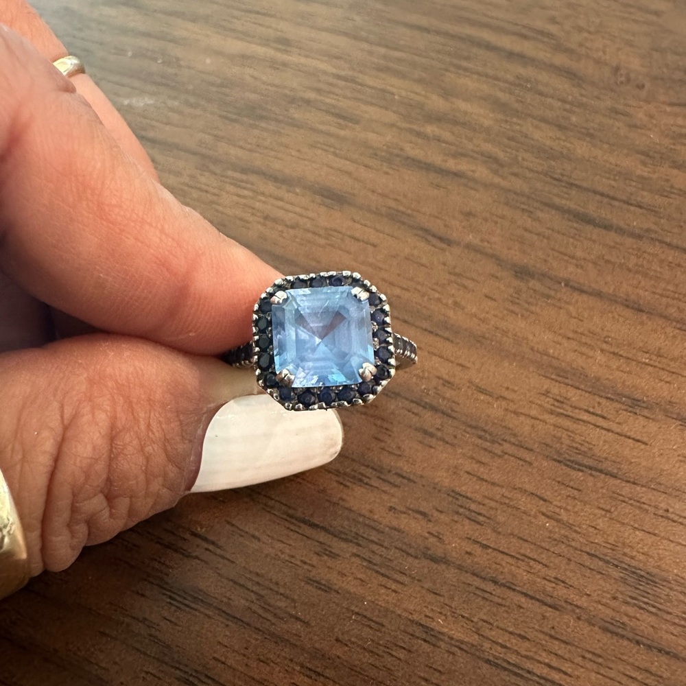 Cubit circonia beautiful blue ring size 7